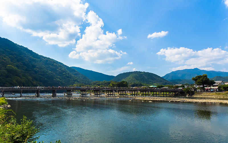 夏の京都嵐山の渡月橋_栄進堂印刷_夏季休暇イメージ